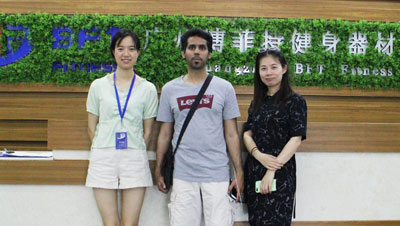 卡塔尔客户来中国采购榴莲视频免费健身房器材 